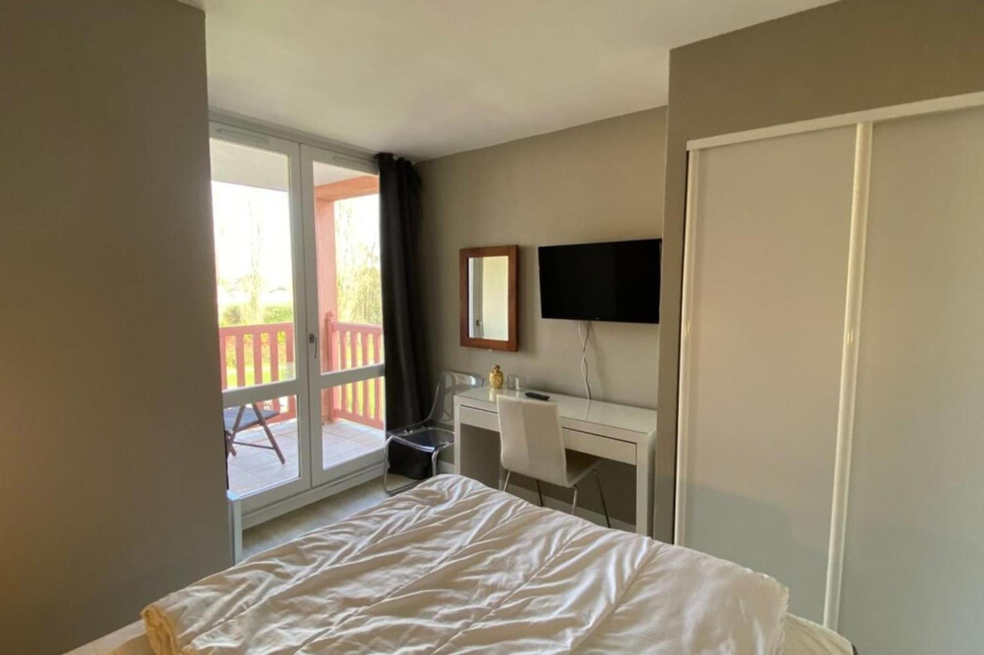 Very 6 Person With Swimming Pool Tennis Court And Car Park 202 *